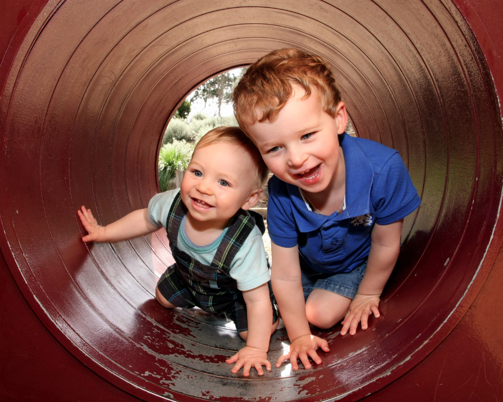 enfants dans tube